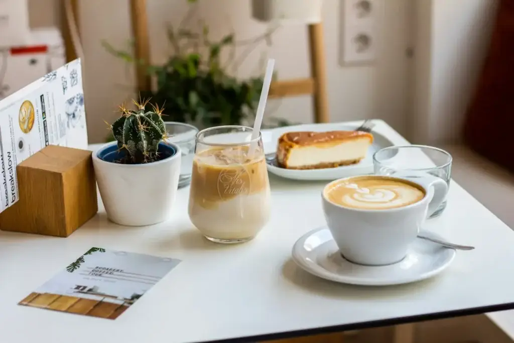 Cappuccino servi en tasse