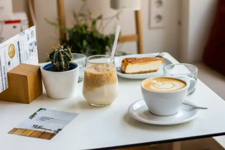 Cappuccino servi en tasse
