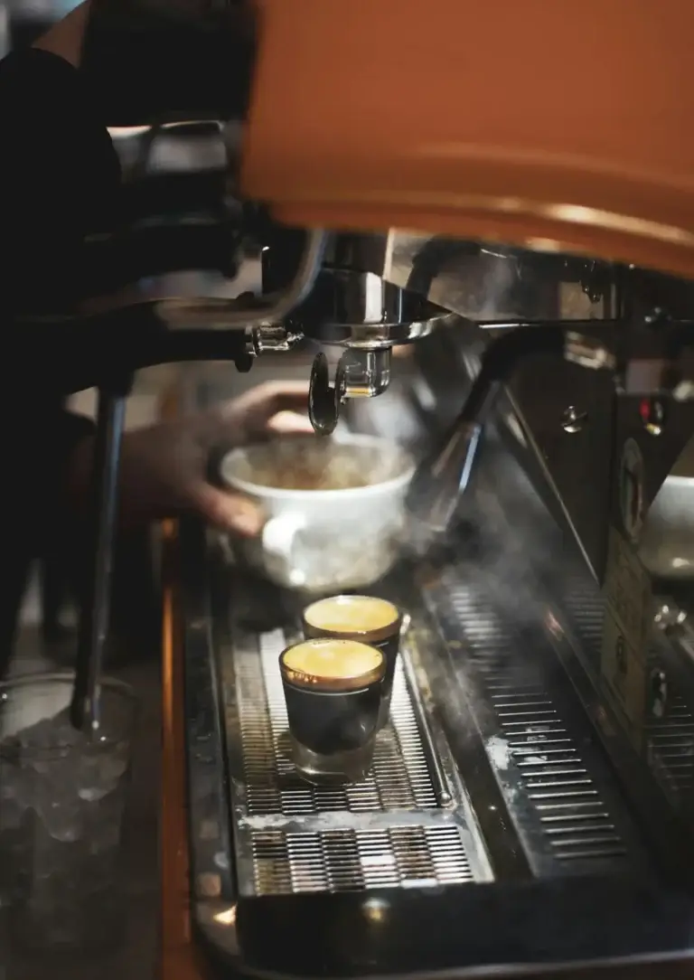 Pichet sous la machine à espresso