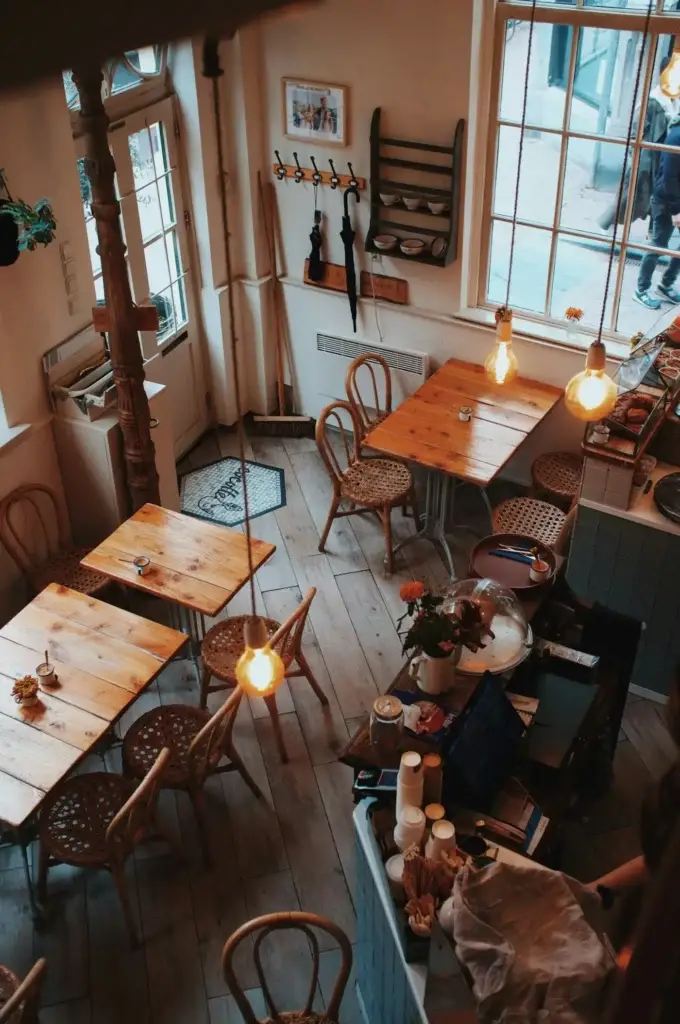 Vue de dessus des tables en bois du café